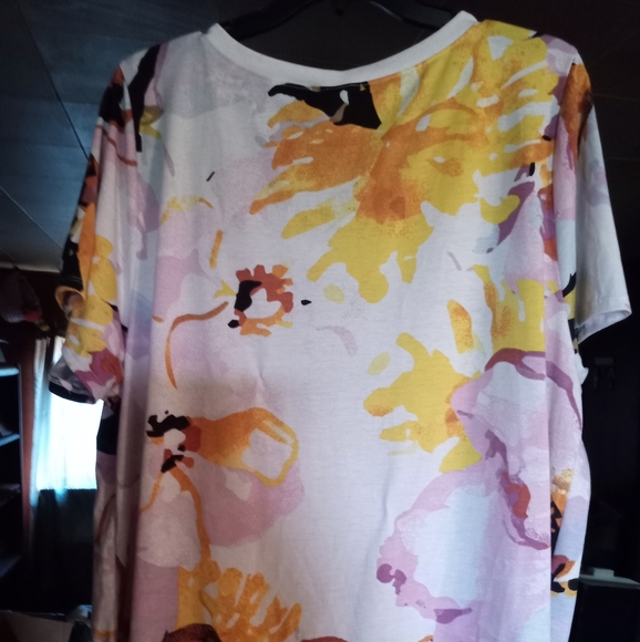 LA RUE FLOWERED TOP - Picture 2 of 2